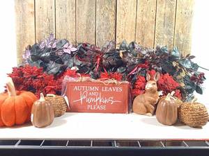 lot 38 image: Wreaths & Fall Decor