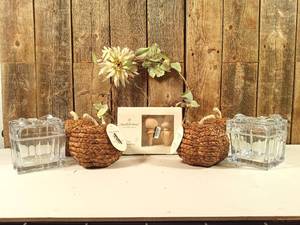 lot 41 image: Lot of Decor