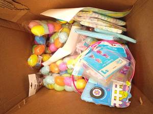 lot 43 image: Lot of Easter (eggs, door hanger, etc.)