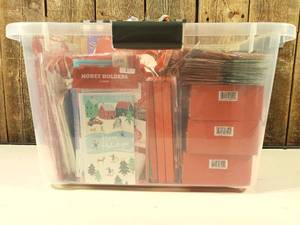 lot 6 image: Lot of Christmas (gift bags, ribbon, etc.)