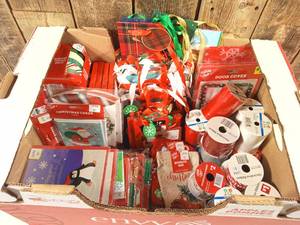 lot 7 image: Lot of Christmas (gift bags, ribbon, etc.)
