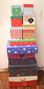 lot 30 image: 12 Gift Boxes