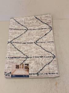 lot 24 image: NEW MOHAWK TANGIERS COLLECTION ACCENT RUG (DIAMONDS) 30x45