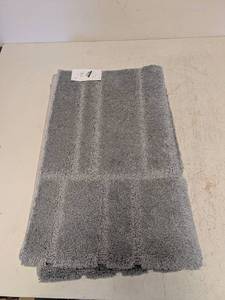 lot 7 image: NEW THRESHOLD WASHABLE ACCENT RUG (GRAY) 30x46