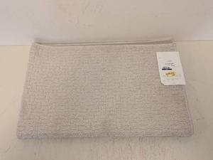 lot 8 image: NEW THRESHOLD WASHABLE ACCENT RUG (CREAM) 30x46