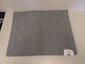lot 6 image: NEW THRESHOLD AREA RUG (GRAY) 30x46