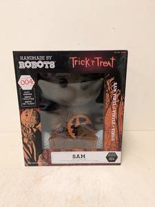 lot 39 image: HANDMADE BY ROBOTS TRICK N TREAT (SAM)