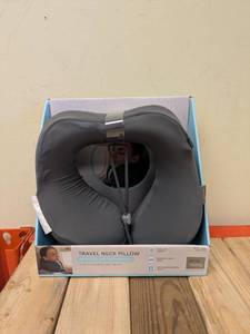 lot 88 image: NEW TRAVEL NECK PILLOW WITH COOLING TECHNOLOGY (GRAY)