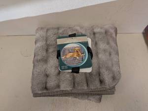 lot 154 image: BRENTWOOF WATERPROOF PET BLANKET & FURNITURE PROTECTOR OVERSIZED (GRAY)