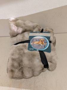 lot 157 image: BRENTWOOF WATERPROOF PET BLANKET & FURNITURE PROTECTOR OVERSIZED (BROWN)