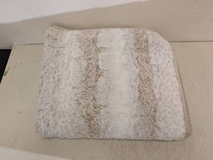 lot 161 image: BRENTWOOF WATERPROOF PET BLANKET & FURNITURE PROTECTOR OVERSIZED (CREAMBROWN)