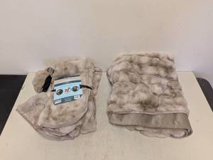 lot 163 image: (2) BRENTWOOF WATERPROOF PET BLANKET & FURNITURE PROTECTOR OVERSIZED (CREAMBROWN)