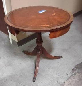 lot 8 image: Antique Georgian-style Mahogany drum table with toolded leather top