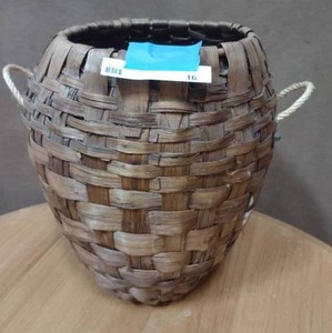 lot 16 image: Vintage woven basket 17 tall