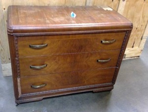 lot 43 image: Vintage Art Deco Chest of Drawer