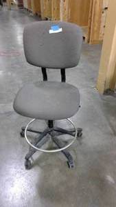 lot 75 image: tallboy officeshop chair