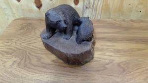 lot 147 image: Hand carved wooden decor of mother bear and cub 10x 6