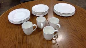 lot 141 image: Food Network Stoneware collection  8 small plates, 5 large bowls, 4 large plates, and 4 mugs