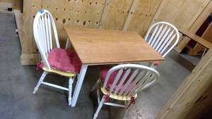 lot 31 image: Light wood and white kitchen table with 3 solid wood chairs
