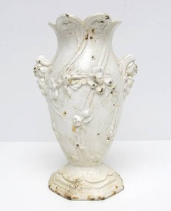 lot 9 image: Heavy Old Antique Cast Iron Urn - 9