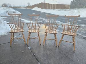 lot 49 image: Set of 4 Quality Vintage S. BENT BROS Windsor Dining Chairs