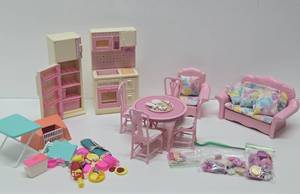 lot 81 image: Large Group of 1980s BARBIE Playsets &amp Accessories