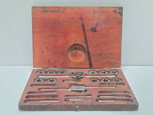 lot 64 image: Very Cool Vintage Blue Point Tap &amp Die Set in Original Case