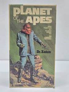 lot 66 image: Vintage 1970s PLANET OF THE APES Dr. Zaius Model Kit wBox