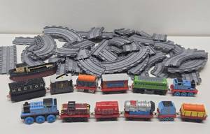 lot 207 image: Nice THOMAS THE TRAIN Engine Train Set &amp Track