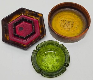 lot 318 image: Great Looking Group of 3 Larger Size Art Pottery &amp Glass Mid Century Ashtrays