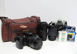 lot 262 image: Estate Lot of Nice Condition Film Cameras &amp Accessories