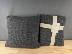 lot 167 image: Threshold Throw 50 x 60 Blue & Pillow 18 x 18 Blue - Brand New