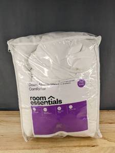 lot 169 image: Room Essentials Down Alternative Comforter - FullQueen, White - Brand New