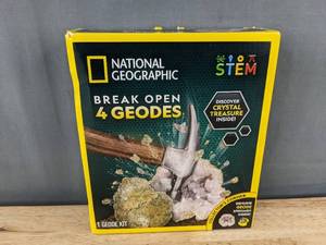 lot 260 image: National Geographic Break Open 4 Geodes STEM Kit - Brand New&nbspT