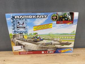 lot 147P image: Hot Wheels Mario Kart Thwomp Set - Luigi Die-Cast Figure Included - Brand New