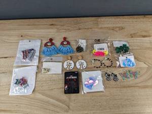 lot 598 image: Fashion Pierced Earrings - 16 Pairs - Brand New