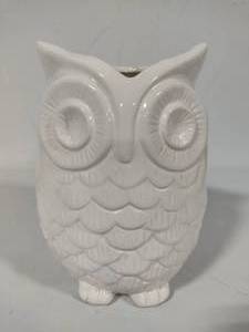 lot 33 image: Ceramic Owl Planter