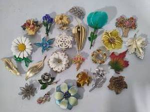 lot 60 image: Lot of Floral & Leaf Brooches - Some Vintage