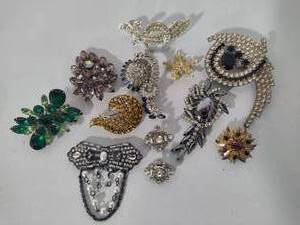 lot 61 image: Lot of Blingy Brooches - Some Vintage - No Missing Stones