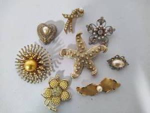 lot 62 image: Lot of Pearl Themed Brooches