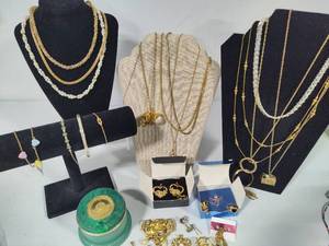 lot 77 image: Avon Assorted Costume JewelryAccessories