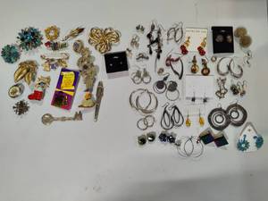 lot 82 image: Lot of Assorted Earrings & Brooches