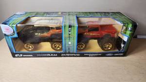 lot 13 image: New Bright RC Vehicle Set including FJ Cruiser and Hummer H2