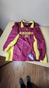 lot 49 image: Minnesota Golden Gophers Cadre Large Pullover Jacket
