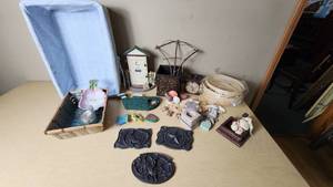 lot 160 image: Lot of Home and Garden Decor Items including Metal Plaques, Baskets, and Figurines