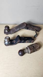 lot 205 image: Trailer Hitch Ball Mounts