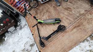 lot 208 image: Razor Black Label E90 Electric Scooter and Halo Kick Scooter - Untested