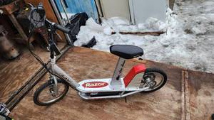 lot 209 image: Razor E500S Electric Scooter