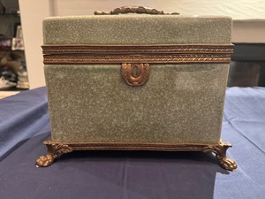 lot 29 image: Vintage Green Small Treasure Chest
