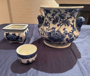 lot 34 image: Blue and White Porcelain Planters and Small Bowl